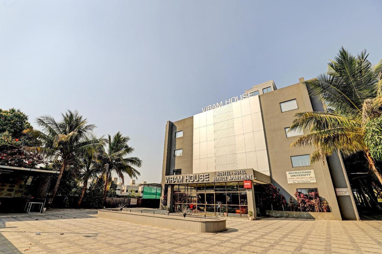 Hotel Oyo 70752 Viram House Gorwa Exterior foto